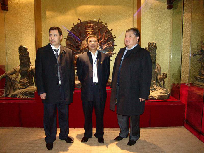 吉尔吉斯坦总理一行在第九届西博会前夕访问成都八一家具股份有限公司