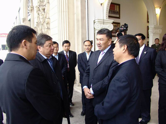 吉尔吉斯坦总理一行在第九届西博会前夕访问成都八一家具股份有限公司
