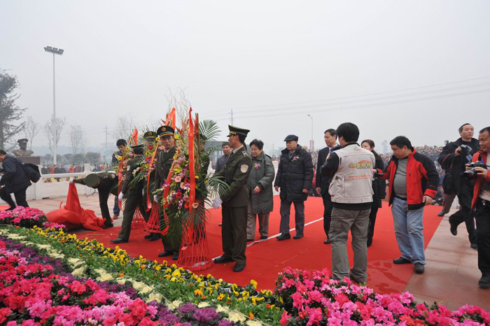 隆重纪念毛泽东同志诞辰116周年毛泽东主席铜像揭幕暨光辉锦绣红色文化活动开幕